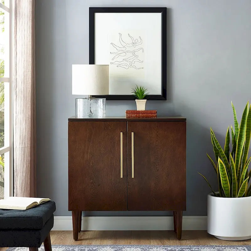 Meuble de rangement en bois Mid-Century avec étagère réglable et ferrures dorées pour le salon